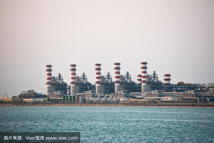 以天空为背景的大型炼油厂